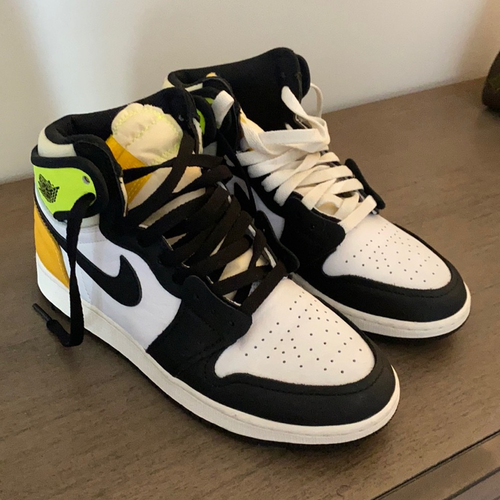 Air Jordan 1 Retro High OG GS 'Volt Gold'